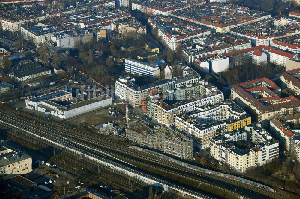 Luftaufnahme Berlin - Baustelle zum Neubau eines Wohnhauses Revaler Spitze im Ortsteil Friedrichshain in Berlin, Deutschland