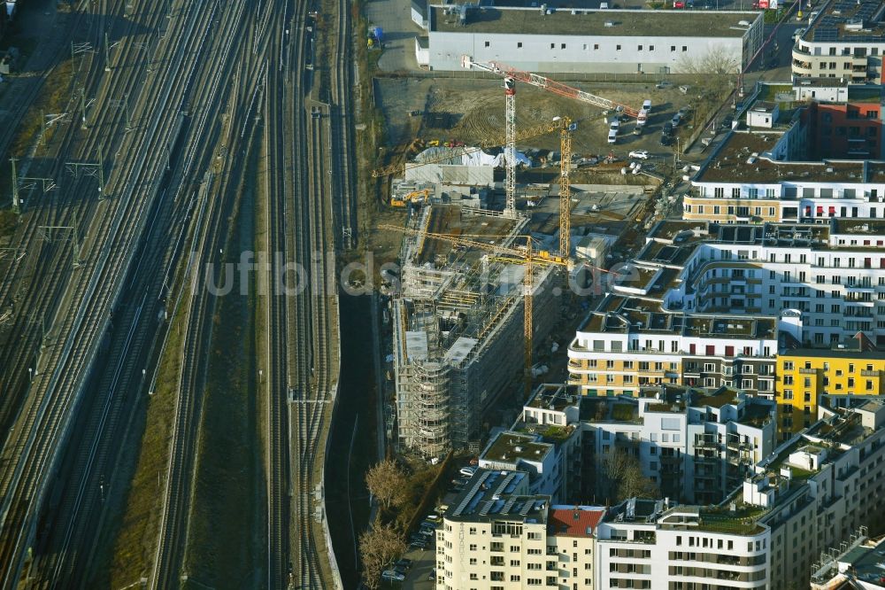 Luftbild Berlin - Baustelle zum Neubau eines Wohnhauses Revaler Spitze im Ortsteil Friedrichshain in Berlin, Deutschland
