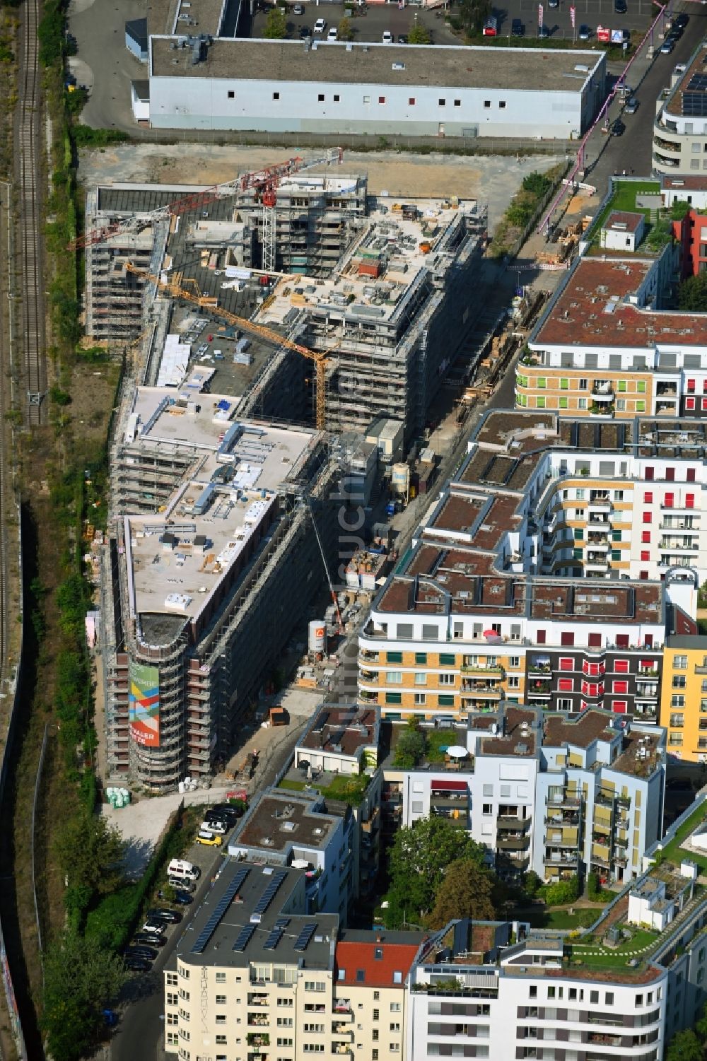 Berlin von oben - Baustelle zum Neubau eines Wohnhauses Revaler Spitze im Ortsteil Friedrichshain in Berlin, Deutschland