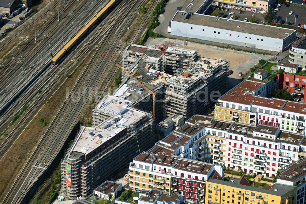 Luftbild Berlin - Baustelle zum Neubau eines Wohnhauses Revaler Spitze im Ortsteil Friedrichshain in Berlin, Deutschland