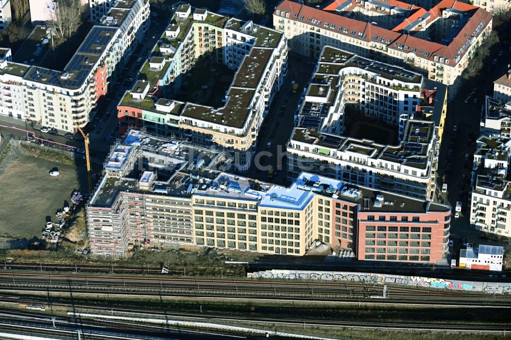 Luftaufnahme Berlin - Baustelle zum Neubau eines Wohnhauses Revaler Spitze im Ortsteil Friedrichshain in Berlin, Deutschland