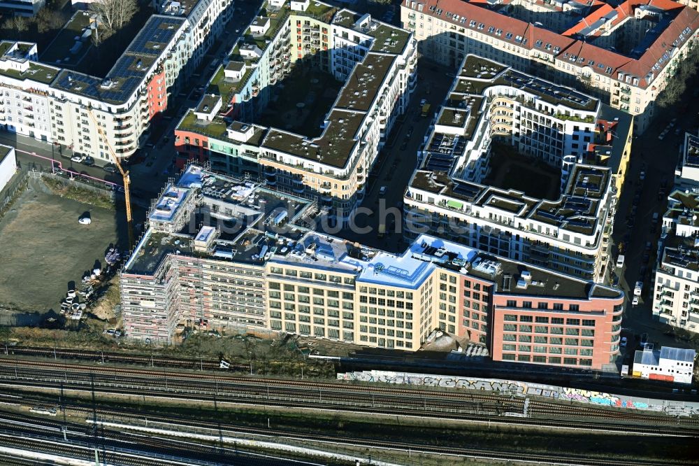 Berlin von oben - Baustelle zum Neubau eines Wohnhauses Revaler Spitze im Ortsteil Friedrichshain in Berlin, Deutschland