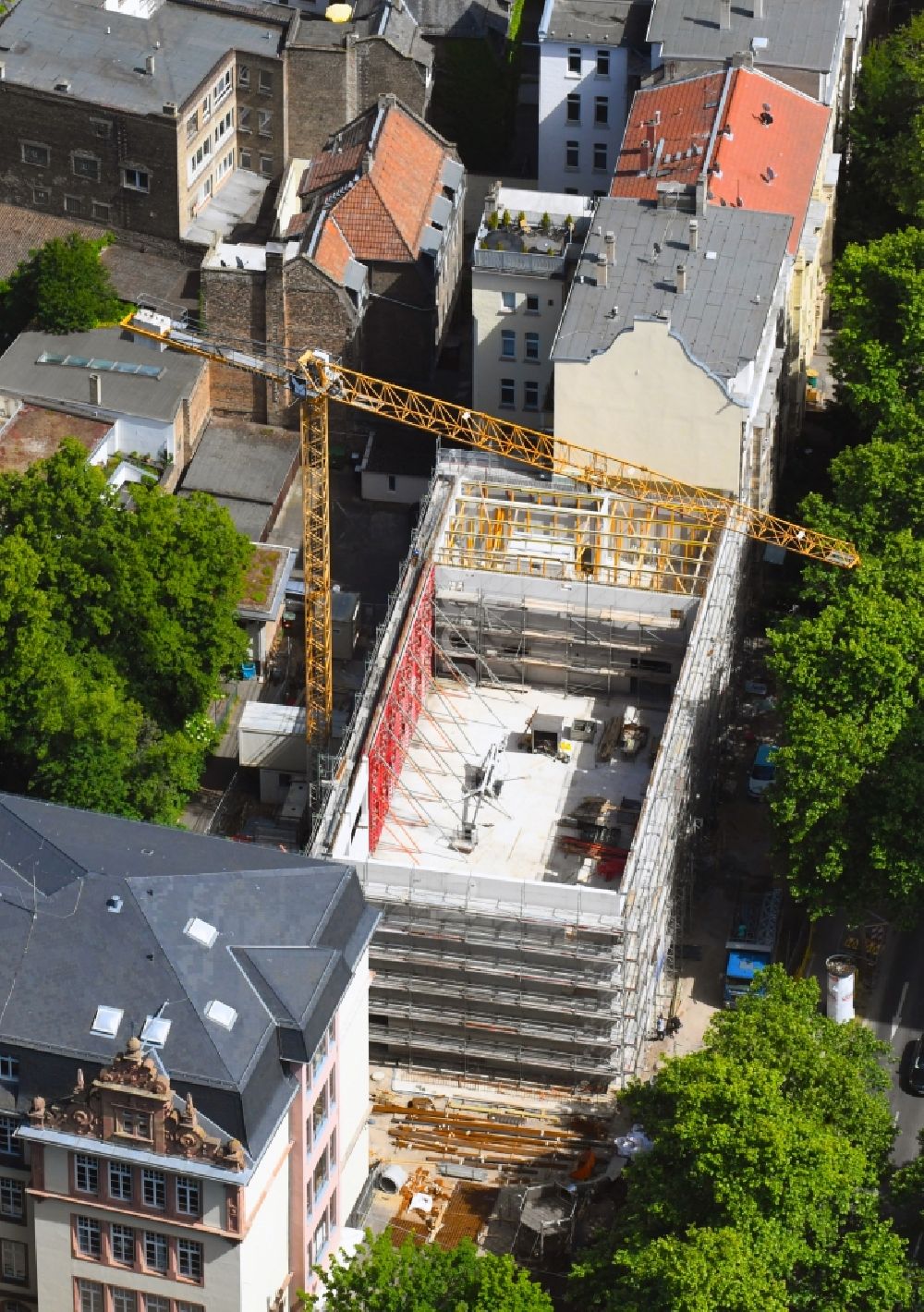 Mainz von oben - Baustelle zum Neubau eines Wohnhauses an der Rheinallee in Mainz im Bundesland Rheinland-Pfalz, Deutschland