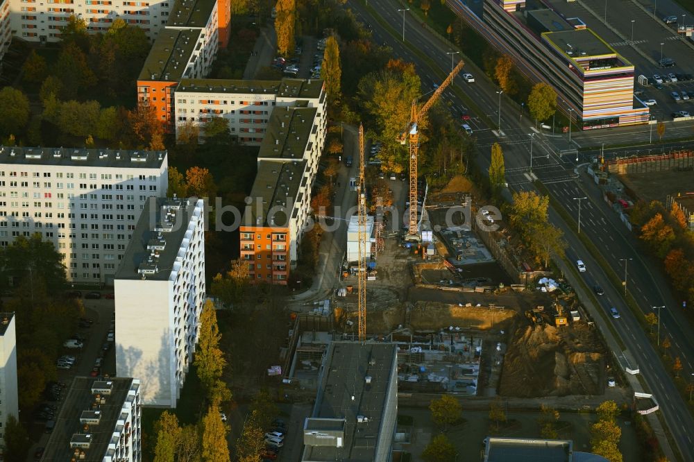 Berlin aus der Vogelperspektive: Baustelle zum Neubau eines Wohnhauses an der Schützenstraße im Ortsteil Altglienicke in Berlin, Deutschland