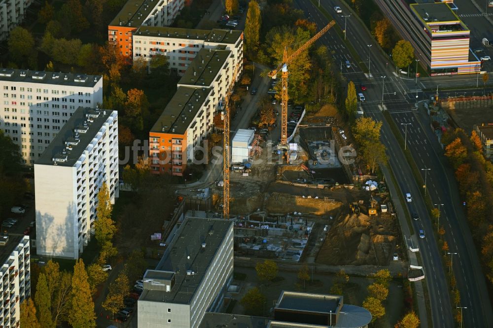 Berlin von oben - Baustelle zum Neubau eines Wohnhauses an der Schützenstraße im Ortsteil Altglienicke in Berlin, Deutschland