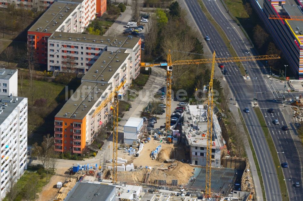 Luftbild Berlin - Baustelle zum Neubau eines Wohnhauses an der Schützenstraße im Ortsteil Altglienicke in Berlin, Deutschland