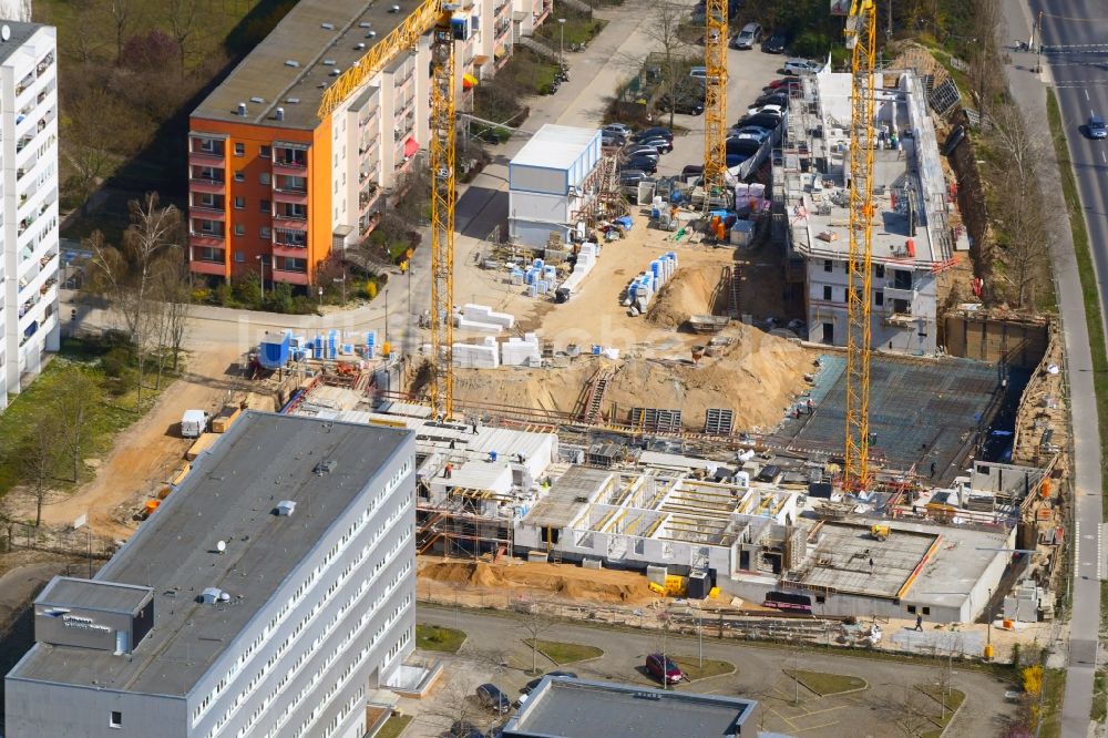 Luftaufnahme Berlin - Baustelle zum Neubau eines Wohnhauses an der Schützenstraße im Ortsteil Altglienicke in Berlin, Deutschland