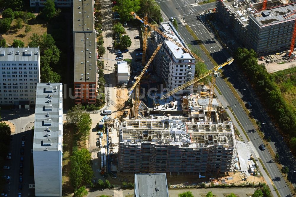 Luftbild Berlin - Baustelle zum Neubau eines Wohnhauses an der Schützenstraße im Ortsteil Altglienicke in Berlin, Deutschland
