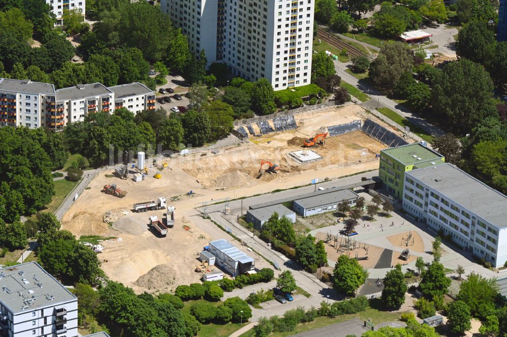 Berlin von oben - Baustelle zum Neubau eines Wohnhauses Südliche Ringkolonnaden im Ortsteil Marzahn in Berlin, Deutschland