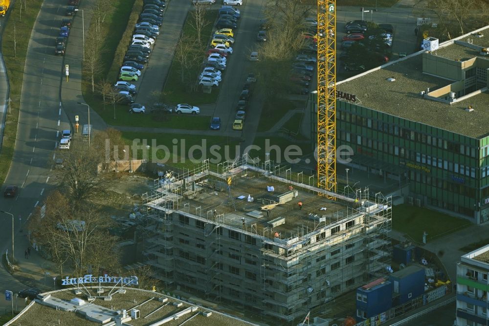 Luftaufnahme Berlin - Baustelle zum Neubau eines Wohnhauses an der Sella-Hasse-Straße im Ortsteil Marzahn in Berlin, Deutschland