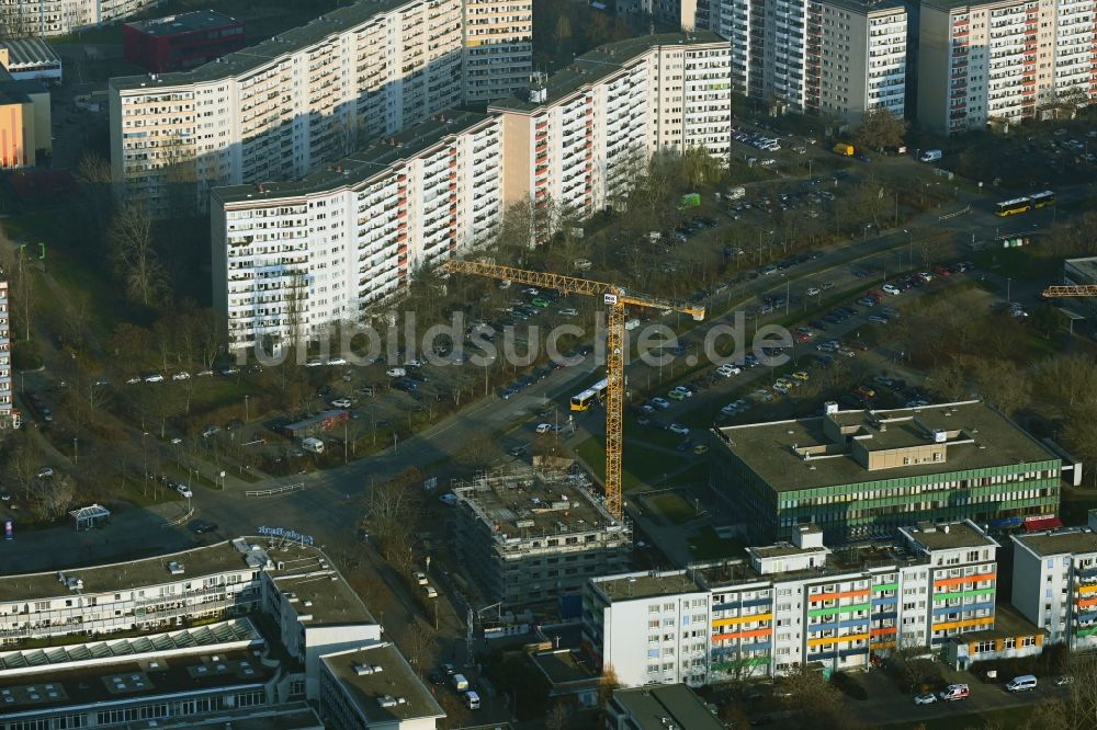 Berlin von oben - Baustelle zum Neubau eines Wohnhauses an der Sella-Hasse-Straße im Ortsteil Marzahn in Berlin, Deutschland