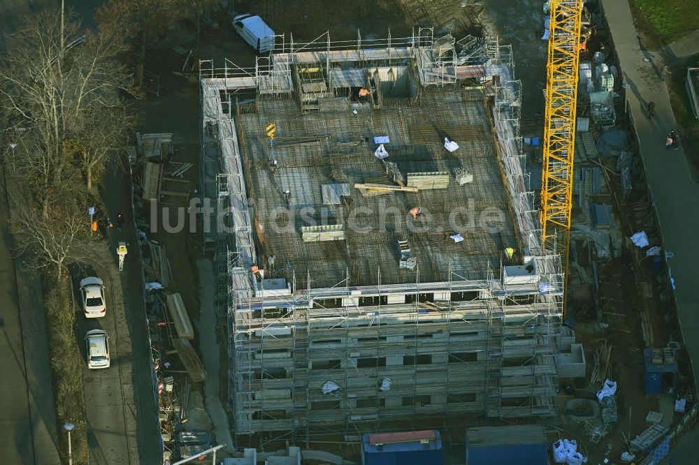 Luftbild Berlin - Baustelle zum Neubau eines Wohnhauses an der Sella-Hasse-Straße im Ortsteil Marzahn in Berlin, Deutschland