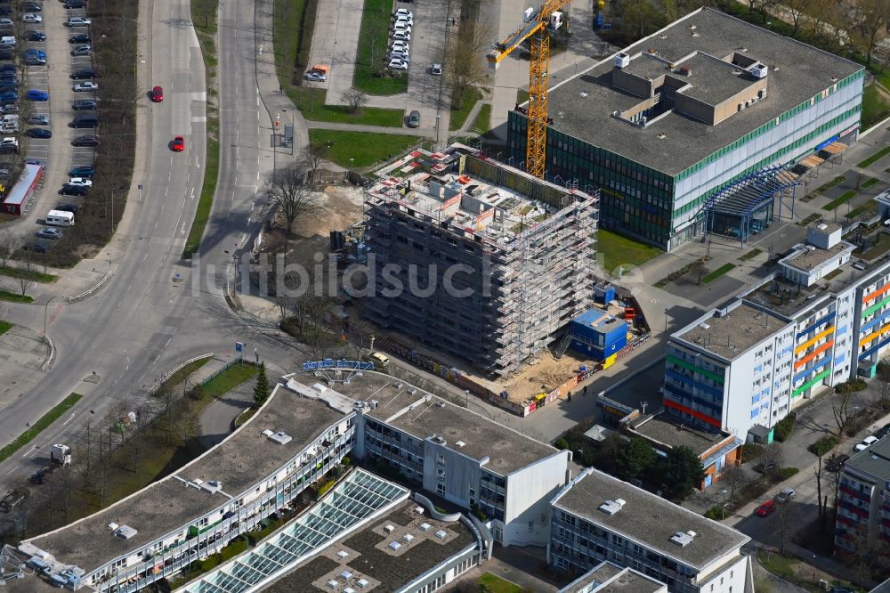 Luftbild Berlin - Baustelle zum Neubau eines Wohnhauses an der Sella-Hasse-Straße im Ortsteil Marzahn in Berlin, Deutschland