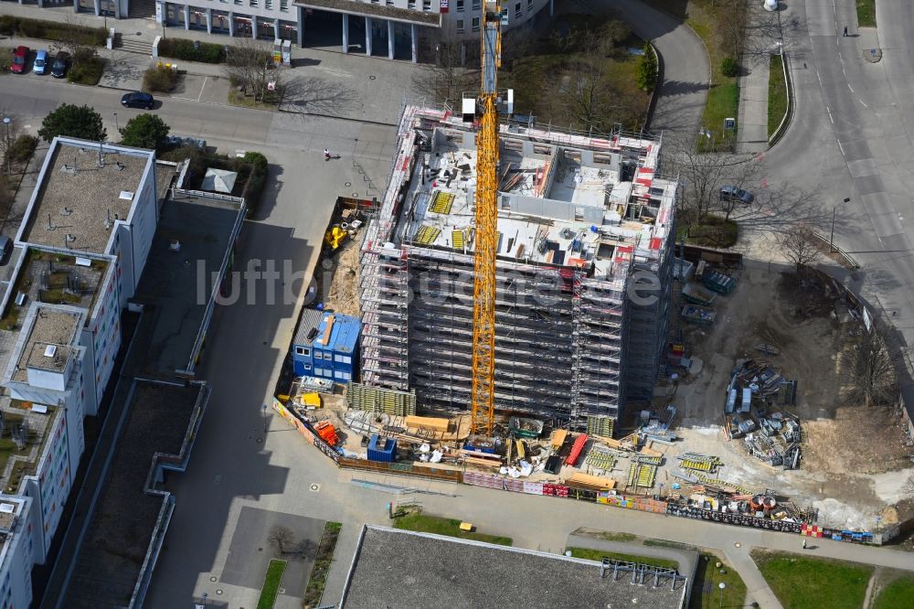 Luftaufnahme Berlin - Baustelle zum Neubau eines Wohnhauses an der Sella-Hasse-Straße im Ortsteil Marzahn in Berlin, Deutschland