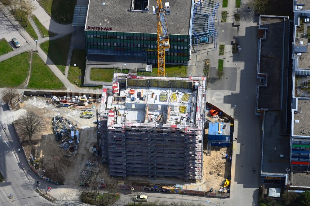 Berlin von oben - Baustelle zum Neubau eines Wohnhauses an der Sella-Hasse-Straße im Ortsteil Marzahn in Berlin, Deutschland
