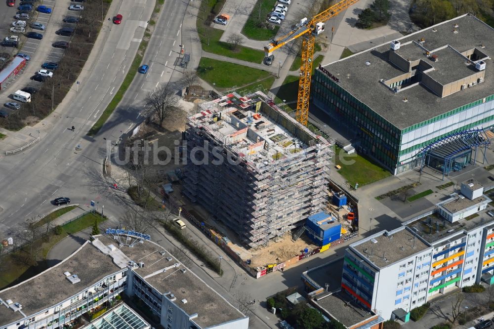 Berlin aus der Vogelperspektive: Baustelle zum Neubau eines Wohnhauses an der Sella-Hasse-Straße im Ortsteil Marzahn in Berlin, Deutschland