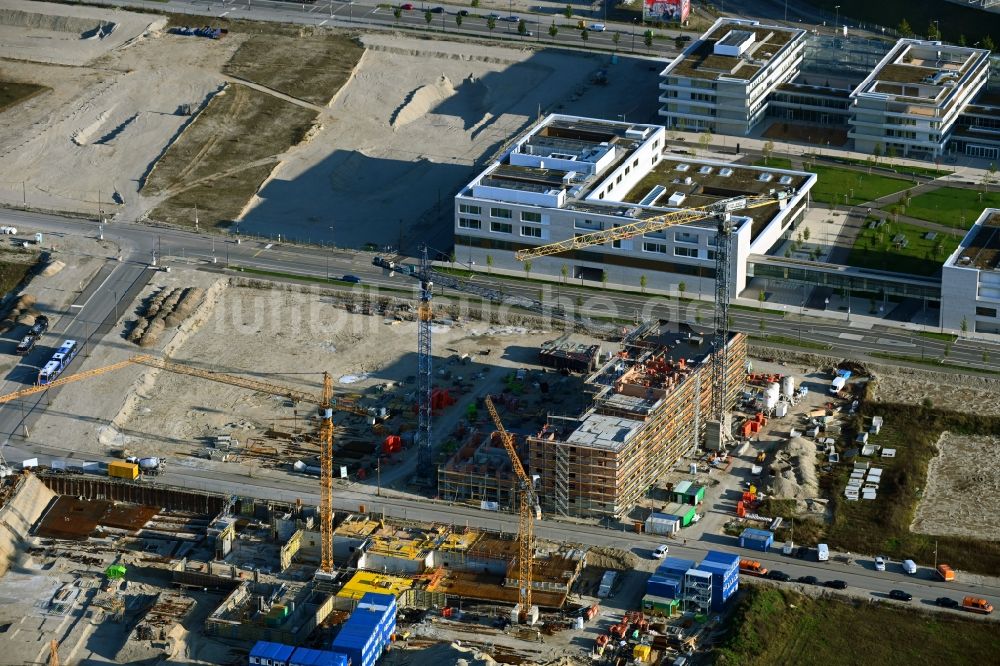 München von oben - Baustelle zum Neubau eines Wohnhauses in der Stadibau- Wohnanlage im Ortsteil Freiham in München im Bundesland Bayern, Deutschland
