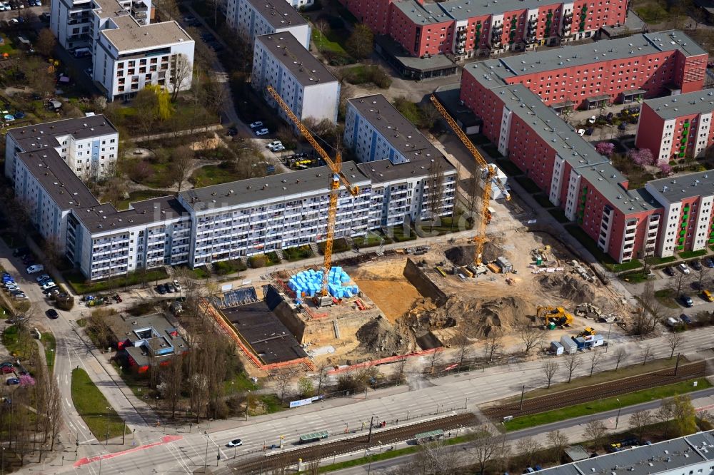 Luftaufnahme Berlin - Baustelle zum Neubau eines Wohnhauses Stendaler Straße Ecke Tangermünder Straße im Ortsteil Hellersdorf in Berlin, Deutschland