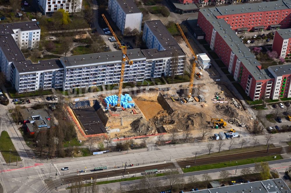 Berlin von oben - Baustelle zum Neubau eines Wohnhauses Stendaler Straße Ecke Tangermünder Straße im Ortsteil Hellersdorf in Berlin, Deutschland