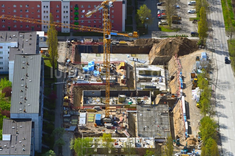 Luftbild Berlin - Baustelle zum Neubau eines Wohnhauses Stendaler Straße Ecke Tangermünder Straße im Ortsteil Hellersdorf in Berlin, Deutschland