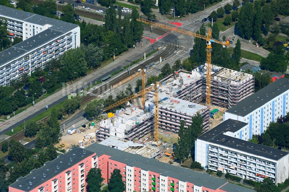 Luftaufnahme Berlin - Baustelle zum Neubau eines Wohnhauses Stendaler Straße Ecke Tangermünder Straße im Ortsteil Hellersdorf in Berlin, Deutschland