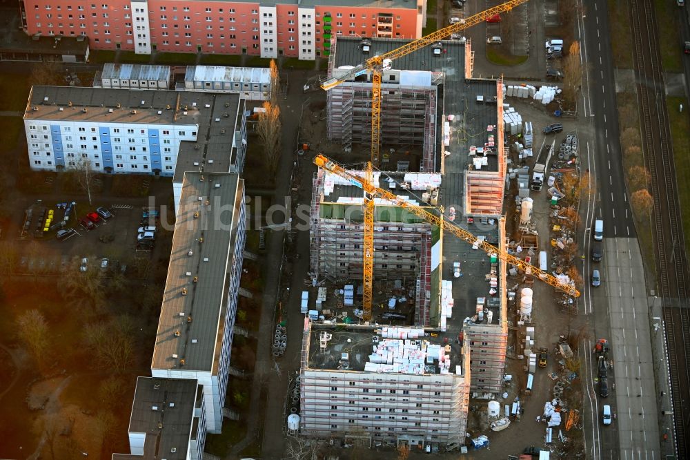 Luftbild Berlin - Baustelle zum Neubau eines Wohnhauses Stendaler Straße Ecke Tangermünder Straße im Ortsteil Hellersdorf in Berlin, Deutschland