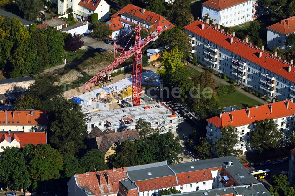 Luftaufnahme Berlin - Baustelle zum Neubau eines Wohnhauses am Sterndamm in Berlin, Deutschland