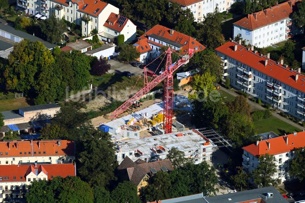 Berlin von oben - Baustelle zum Neubau eines Wohnhauses am Sterndamm in Berlin, Deutschland