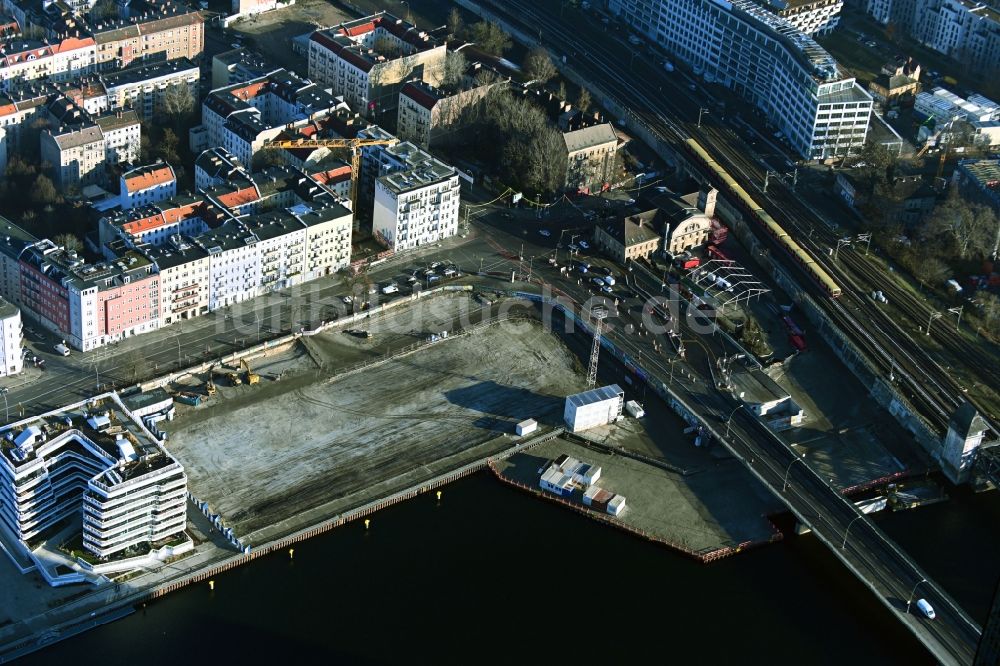 Berlin von oben - Baustelle zum Neubau eines Wohnhauses an der Stralauer Allee im Ortsteil Friedrichshain in Berlin, Deutschland