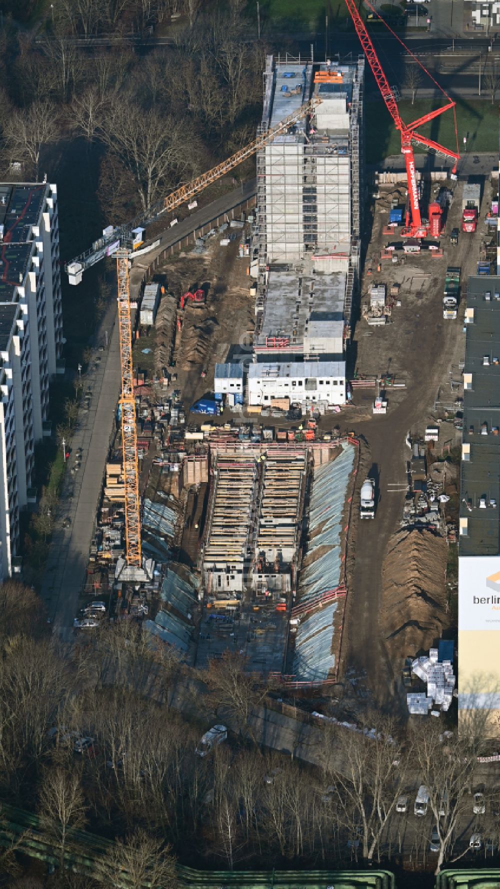 Luftbild Berlin - Baustelle zum Neubau eines Wohnhauses mit Studentenapartments der Belinovo Grundstücksentwicklung GmbH in Berlin, Deutschland