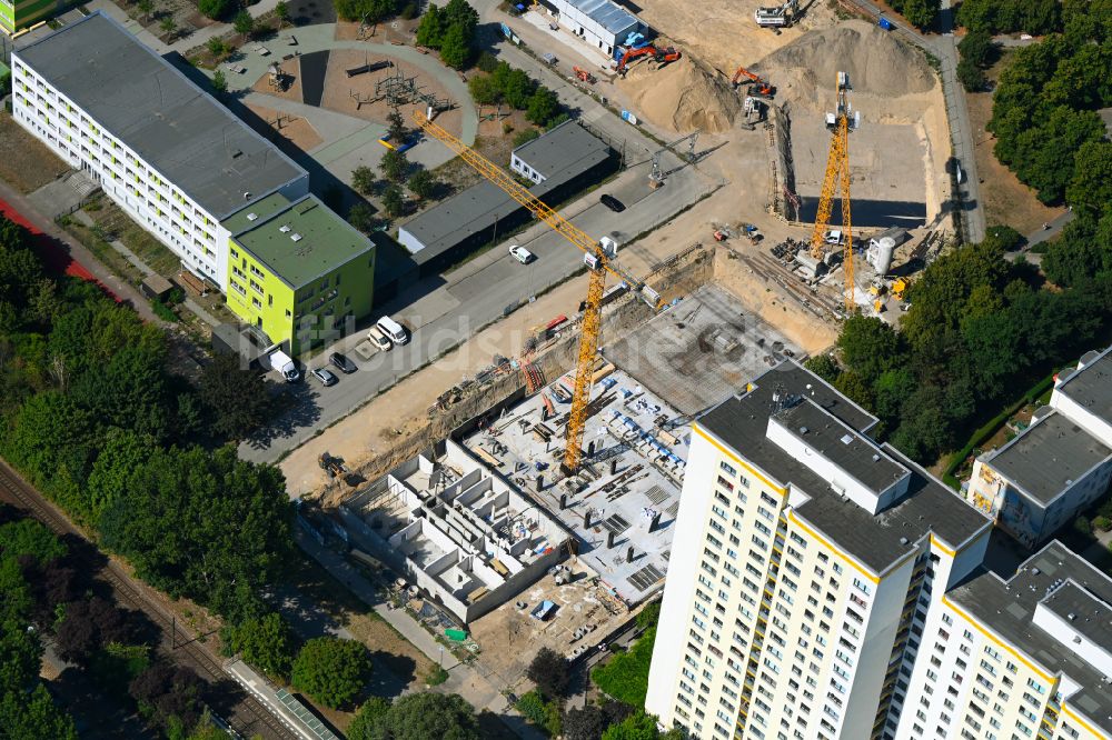Luftaufnahme Berlin - Baustelle zum Neubau eines Wohnhauses Südliche Ringkolonnaden im Ortsteil Marzahn in Berlin, Deutschland