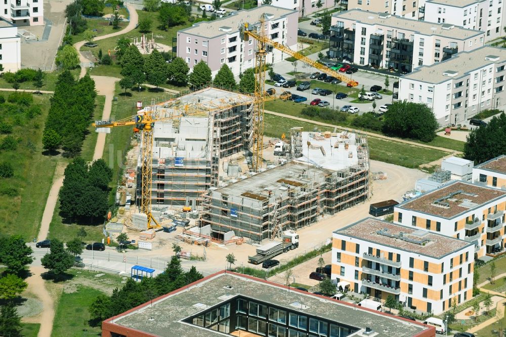 Schönefeld von oben - Baustelle zum Neubau eines Wohnhauses Theodor-Fontane-Höfe in Schönefeld im Bundesland Brandenburg, Deutschland