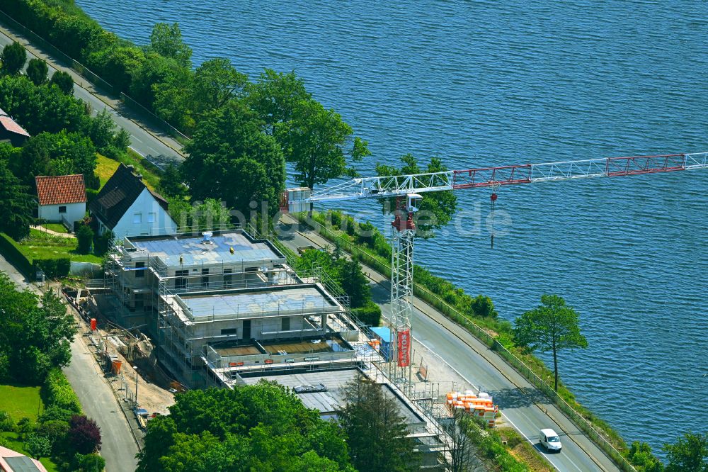 Luftbild Körbecke - Baustelle zum Neubau eines Wohnhauses am Ufer des Möhnesee in Körbecke im Bundesland Nordrhein-Westfalen, Deutschland