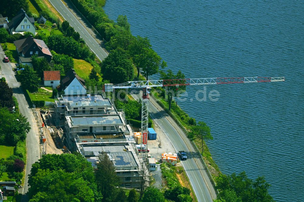 Luftaufnahme Körbecke - Baustelle zum Neubau eines Wohnhauses am Ufer des Möhnesee in Körbecke im Bundesland Nordrhein-Westfalen, Deutschland
