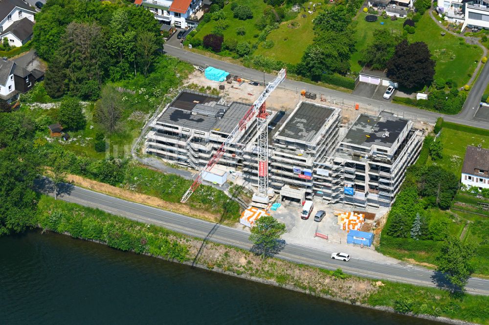 Luftbild Körbecke - Baustelle zum Neubau eines Wohnhauses am Ufer des Möhnesee in Körbecke im Bundesland Nordrhein-Westfalen, Deutschland