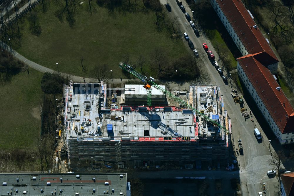 Berlin aus der Vogelperspektive: Baustelle zum Neubau eines Wohnhauses an der Vesaliusstraße in Berlin, Deutschland