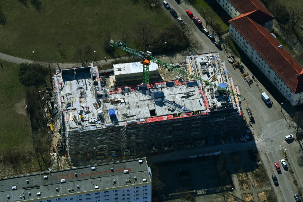 Luftbild Berlin - Baustelle zum Neubau eines Wohnhauses an der Vesaliusstraße in Berlin, Deutschland
