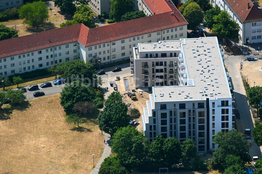 Luftbild Berlin - Baustelle zum Neubau eines Wohnhauses an der Vesaliusstraße in Berlin, Deutschland