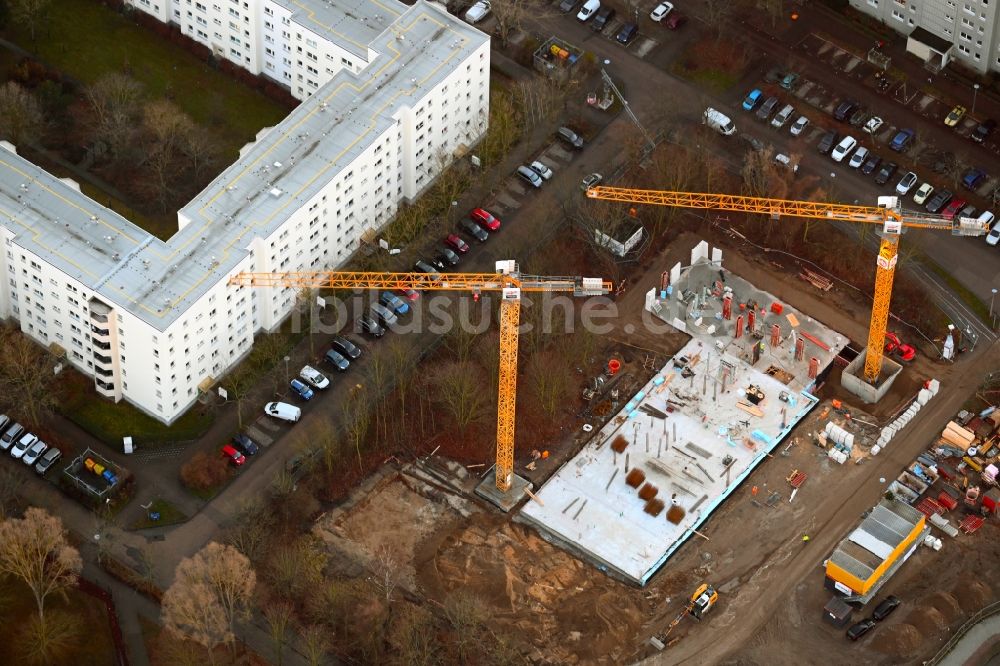 Luftaufnahme Berlin - Baustelle zum Neubau eines Wohnhauses an der Welsestraße - Biesenbrower Straße in Berlin, Deutschland