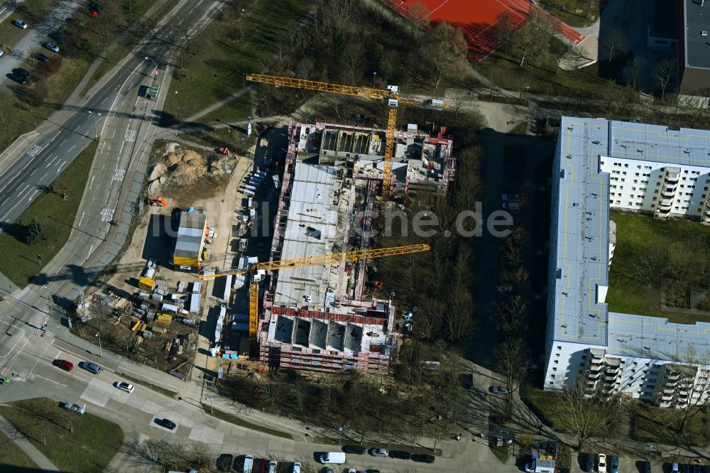 Luftbild Berlin - Baustelle zum Neubau eines Wohnhauses an der Welsestraße - Biesenbrower Straße in Berlin, Deutschland