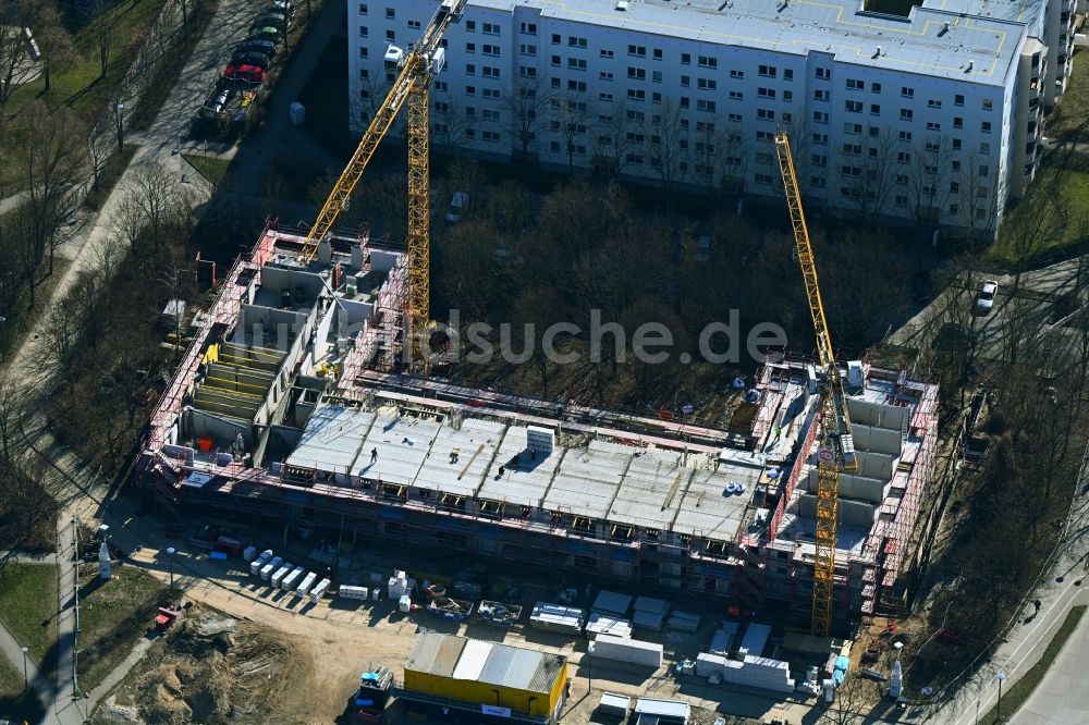 Berlin von oben - Baustelle zum Neubau eines Wohnhauses an der Welsestraße - Biesenbrower Straße in Berlin, Deutschland