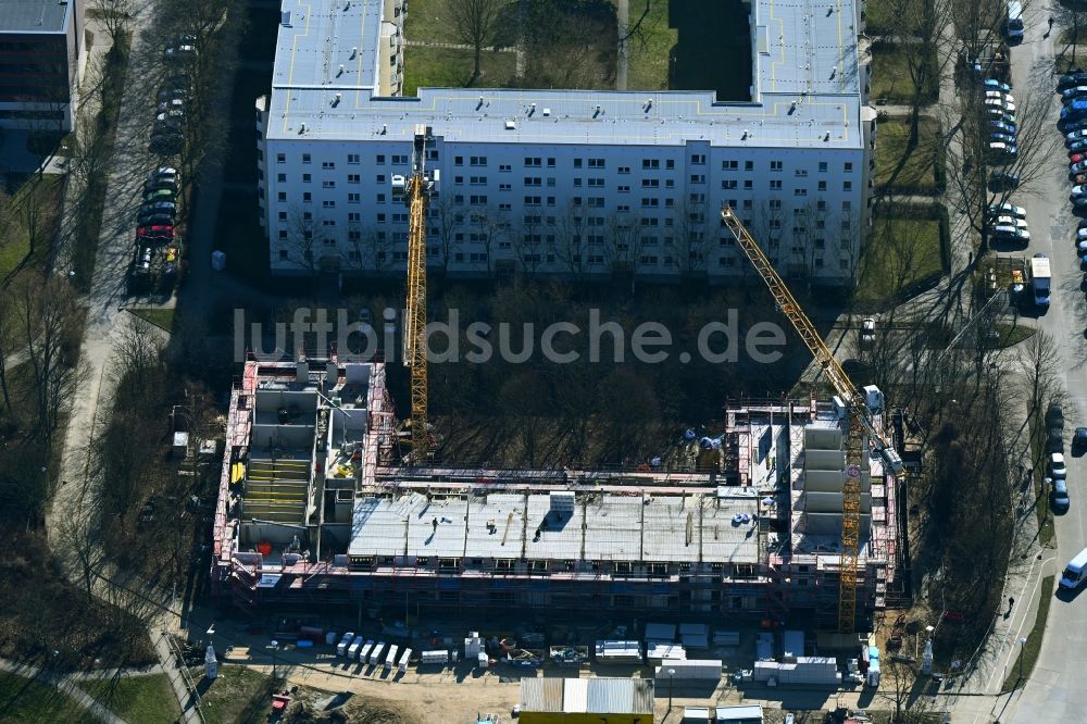Berlin aus der Vogelperspektive: Baustelle zum Neubau eines Wohnhauses an der Welsestraße - Biesenbrower Straße in Berlin, Deutschland