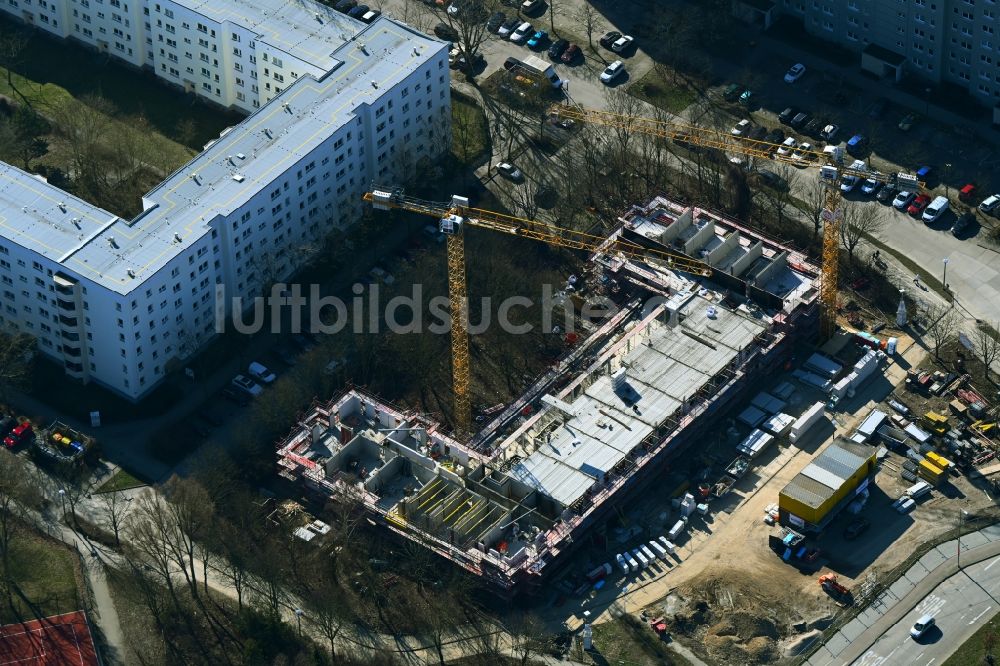 Luftbild Berlin - Baustelle zum Neubau eines Wohnhauses an der Welsestraße - Biesenbrower Straße in Berlin, Deutschland