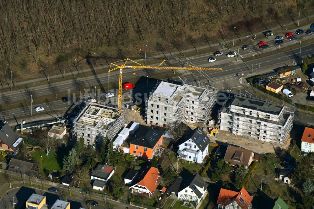 Luftaufnahme Berlin - Baustelle zum Neubau eines Wohnhauses am Wuhletal im Ortsteil Biesdorf in Berlin, Deutschland