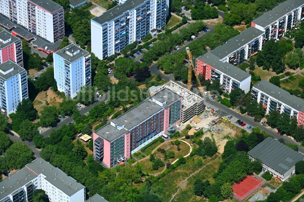 Luftbild Berlin - Baustelle zum Neubau eines Wohnheim Wohnpflegeheim - Gebäude Wohnpark am Cecilienplatz im Ortsteil Kaulsdorf in Berlin, Deutschland