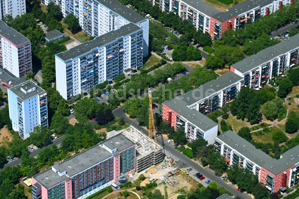 Luftaufnahme Berlin - Baustelle zum Neubau eines Wohnheim Wohnpflegeheim - Gebäude Wohnpark am Cecilienplatz im Ortsteil Kaulsdorf in Berlin, Deutschland