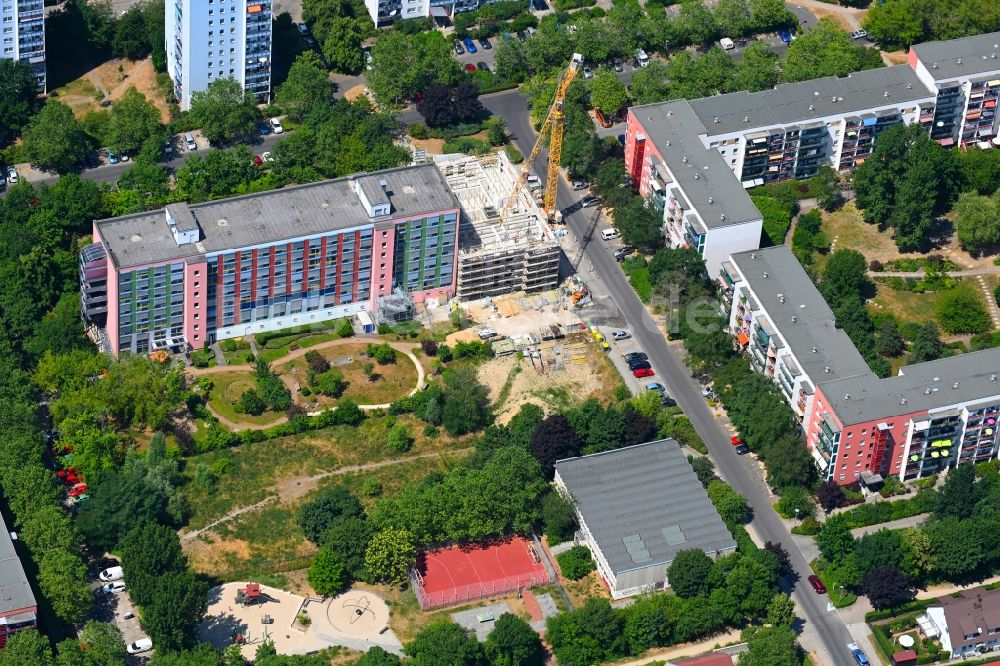 Berlin von oben - Baustelle zum Neubau eines Wohnheim Wohnpflegeheim - Gebäude Wohnpark am Cecilienplatz im Ortsteil Kaulsdorf in Berlin, Deutschland