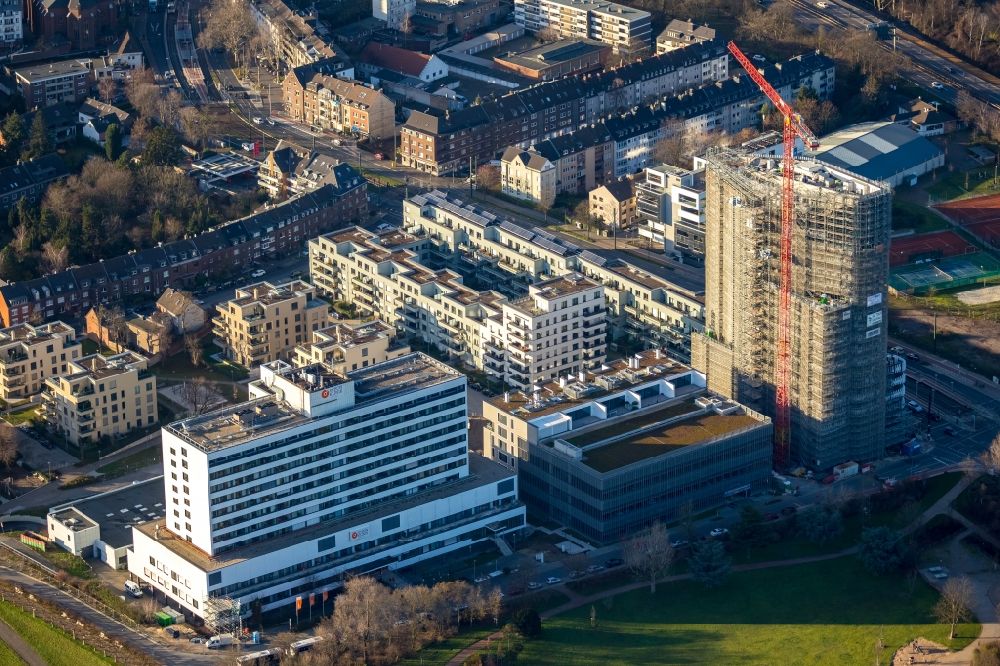 Luftaufnahme Düsseldorf - Baustelle zum Neubau des Wohnhochhauses Rheinkilometer 740 (RKM 740) in Düsseldorf im Bundesland Nordrhein-Westfalen, Deutschland