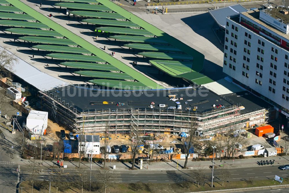 Berlin aus der Vogelperspektive: Baustelle zum Neubau des ZOB Omnibus- Bahnhof an der Masurenallee in Berlin, Deutschland