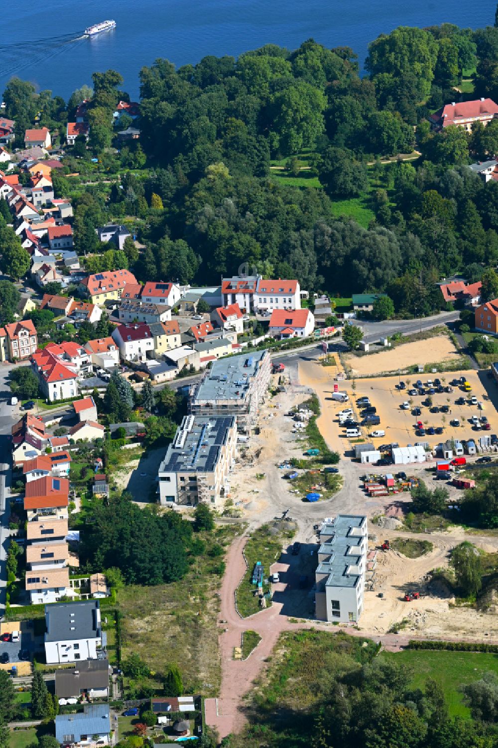 Luftbild Caputh - Baustelle zum Neubau zweier Mehrfamilien-Wohnhäuseser im Blütenviertel in Caputh im Bundesland Brandenburg, Deutschland
